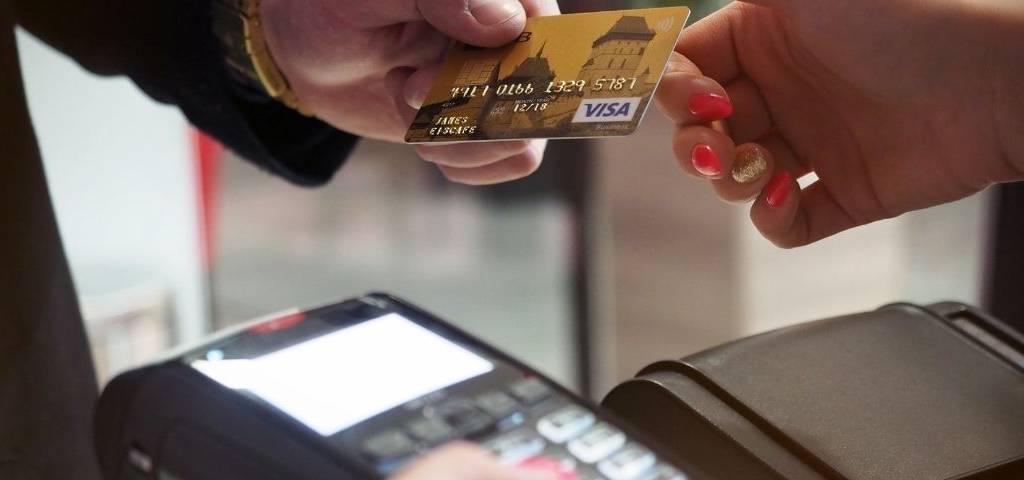 Personne éffectuant un réglement par carte bancaire