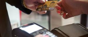 Personne éffectuant un réglement par carte bancaire