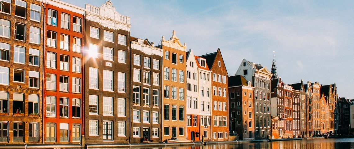 Amsterdam interdit les pubs sur les énergies fossiles et le transport aérien Amsterdam et son canal