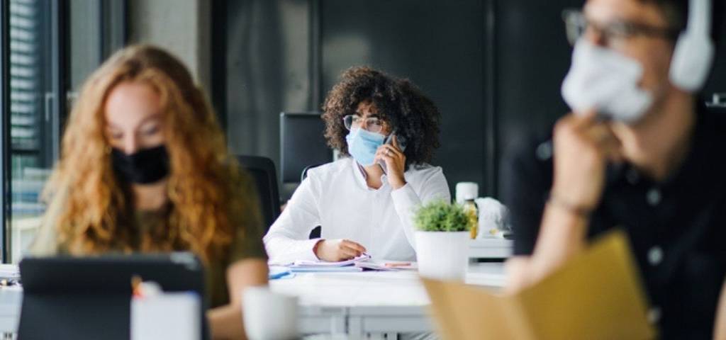 Des gens qui travaillent dans des bureaux