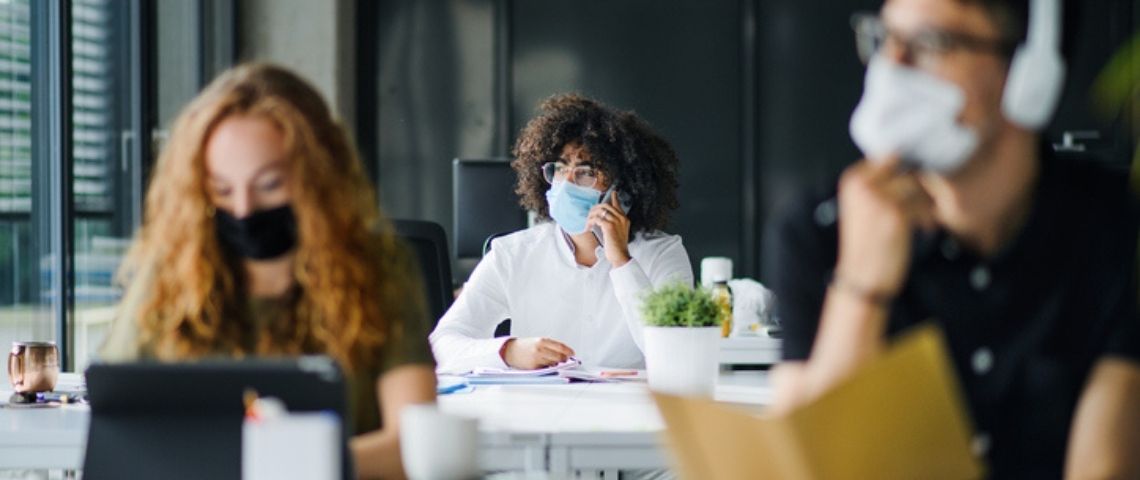 Covid-19 : comment repenser les espaces de travail parisiens ? Des gens qui travaillent dans des bureaux