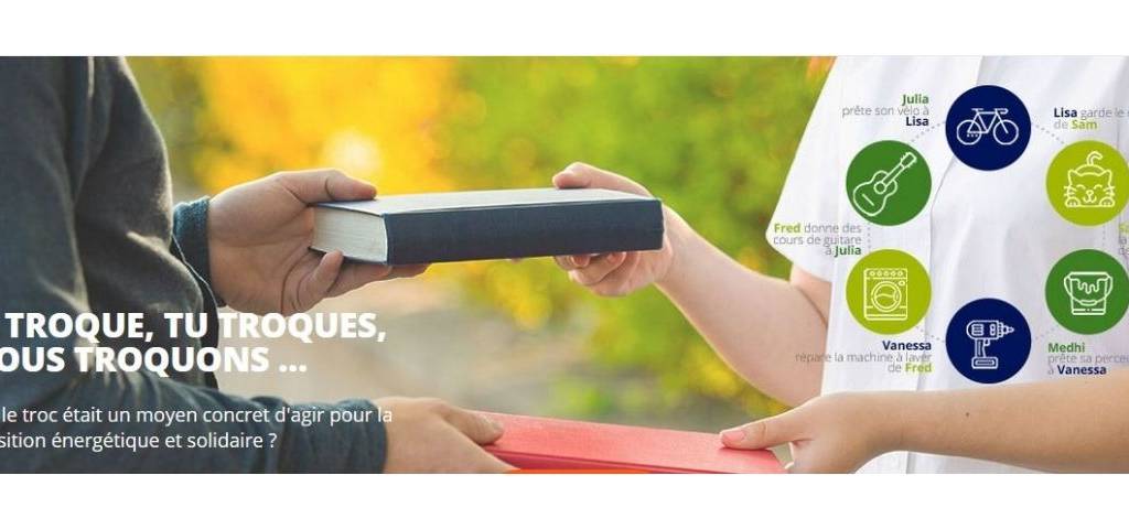 Personne s'échangeant des livres
