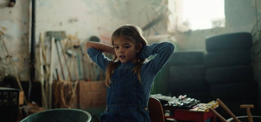 Petite fille sur une chaise