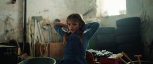 Petite fille sur une chaise