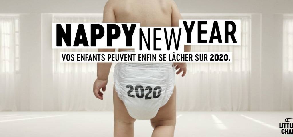 Enfant de dos avec une couche portant l'inscritpion 2020