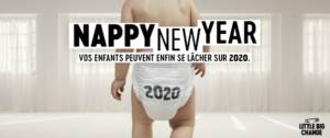 Enfant de dos avec une couche portant l'inscritpion 2020