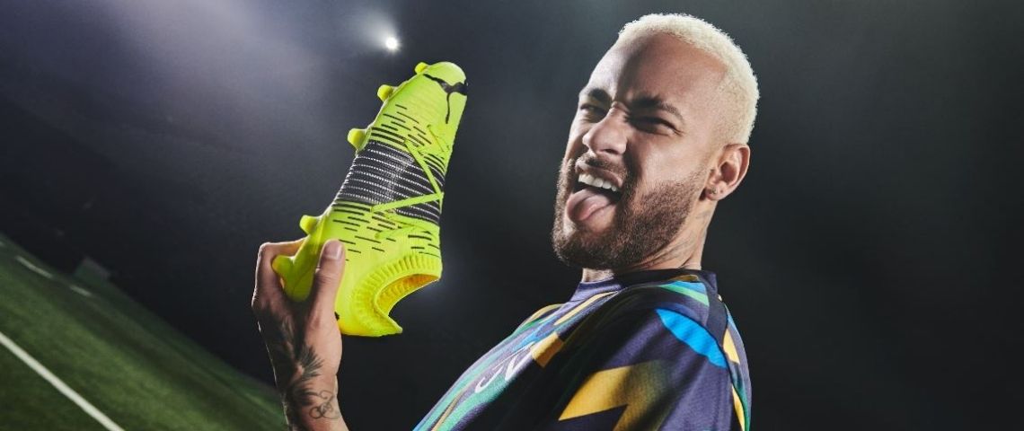 Puma dévoile Première campagne dédiée à Neymar Jr à l'occasion de la sortie des Puma Future Z Neymar Jr. avec une basket jaune fluo dans la main et tirant la langue