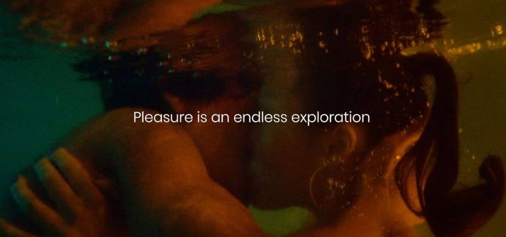 « Head, Shoulders, Knees and Toes » : Sid Lee & SKYN célèbre l’exploration sans fin du plaisir Couple s'embrassant sous l'eau