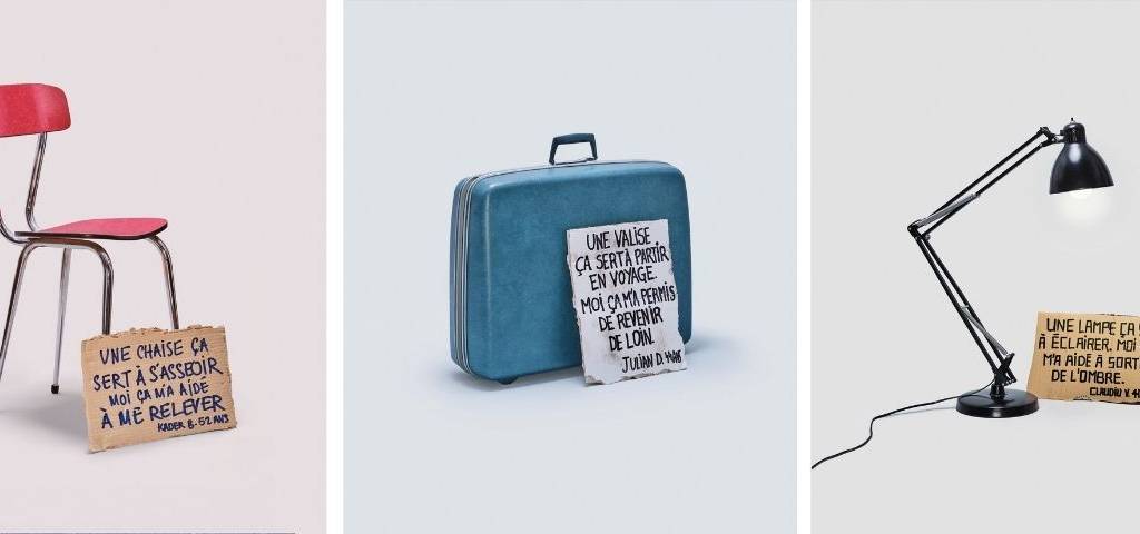 3 affiches : à gauche, une chaise avec la pancarte  -  une chaise ça sert à s'asseoir, moi ca m'a aidé à me relever - , au milieu une valise avec la pancarte  -  une valise ca sert à partir en voyage, moi ca m'a permis de revenir de loin -  et à droite, une lampe avec la pancarte  - Une lampe ça sert à m'éclairer, moi ca m'a aidé à sortir de l'ombre - 