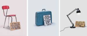 3 affiches : à gauche, une chaise avec la pancarte " une chaise ça sert à s'asseoir, moi ca m'a aidé à me relever", au milieu une valise avec la pancarte " une valise ca sert à partir en voyage, moi ca m'a permis de revenir de loin" et à droite, une lampe avec la pancarte "Une lampe ça sert à m'éclairer, moi ca m'a aidé à sortir de l'ombre"