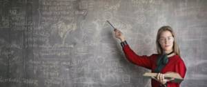 Jeune femme montrant un tableau avec son stylo