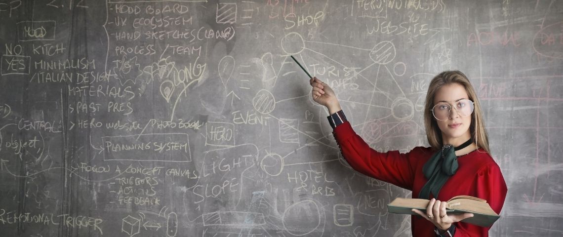 Le réseau - La cantine numérique - propose des formations solidaires Jeune femme montrant un tableau avec son stylo