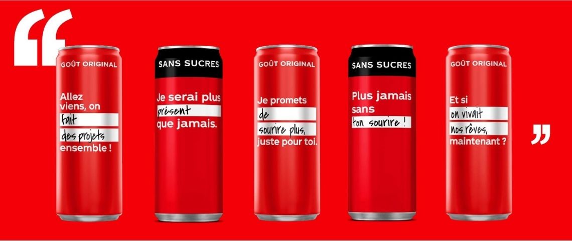Coca-Cola a décidé, pour la première fois de son histoire, de diminuer son logo des canettes, pour laisser place à la créativité des consommateurs et les inciter à partager leurs résolutions pour 2021 Canettes de Coca-Cola