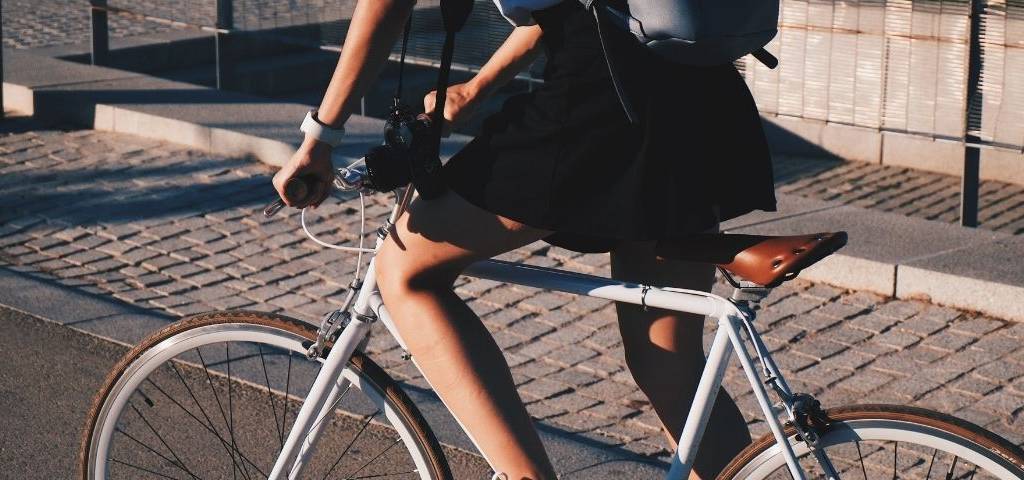 Jeune femme faisant du vélo