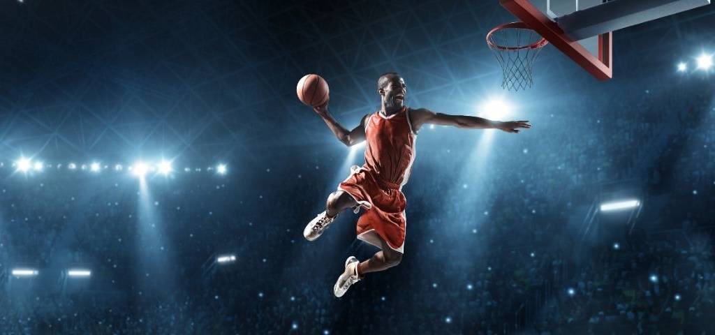 Jouer ude basket en train de marquer un panier