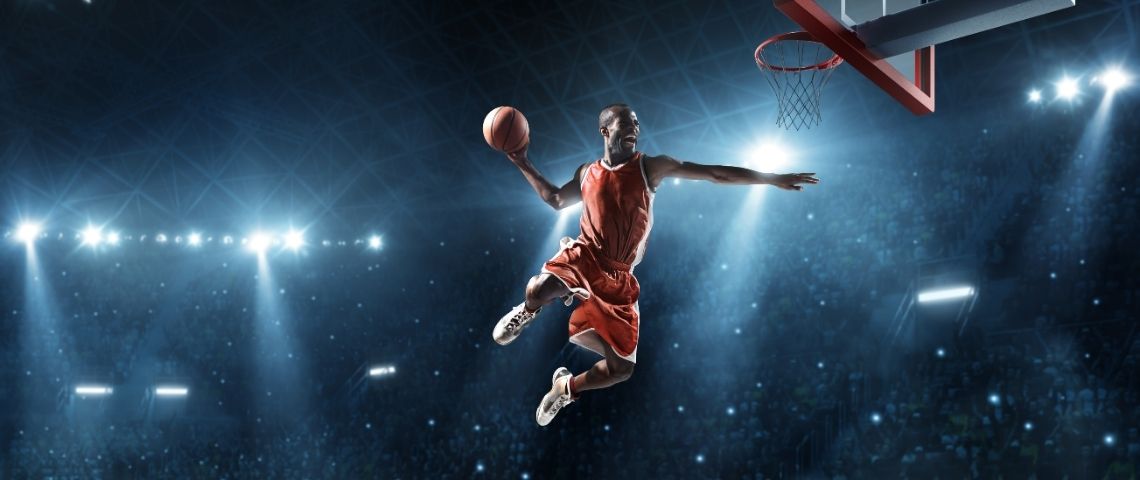 Décathlon nommé partenaire merchandising officiel de la NBA pour Afrique, en Asie, en Europe, au Moyen-Orient et en Amérique latine. Jouer ude basket en train de marquer un panier