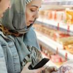 Couple regardant une étiquette dans un supermarché