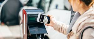 Une femme recharge sa voiture électrique