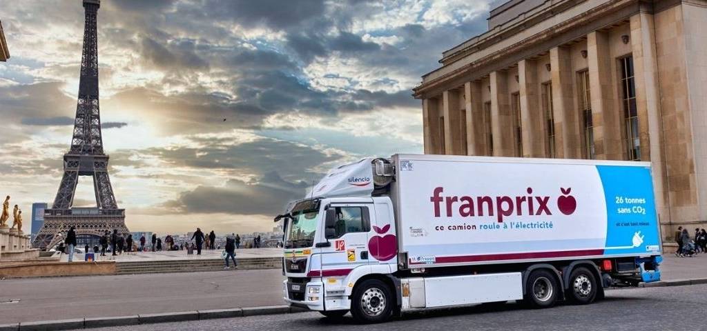 Camion électrique avec le logo Franprix et en arrière plan la Tour Eiffel