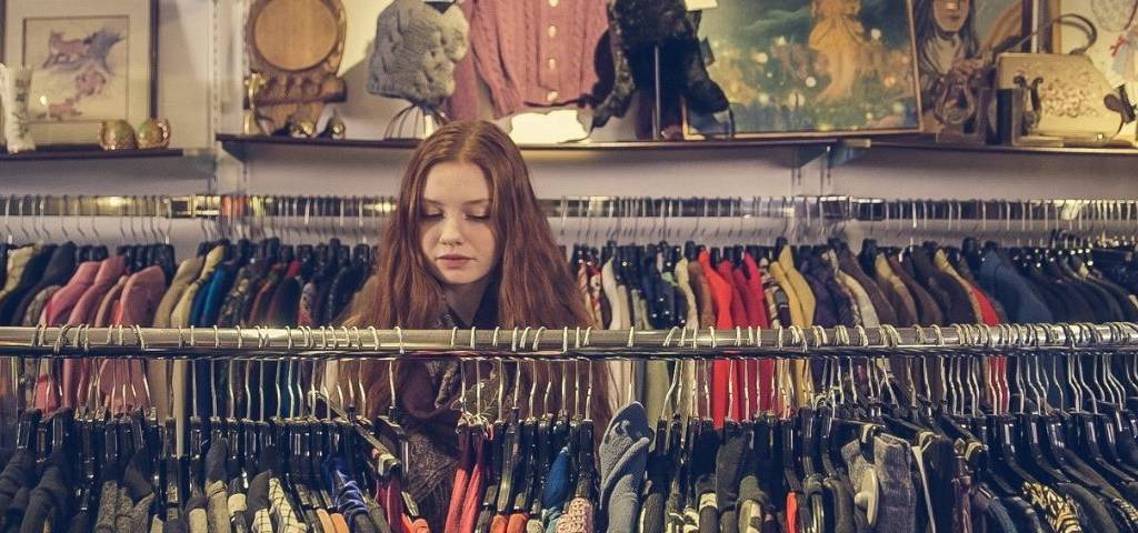 Une femme dans une friperie