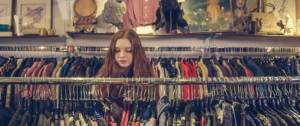 Une femme dans une friperie
