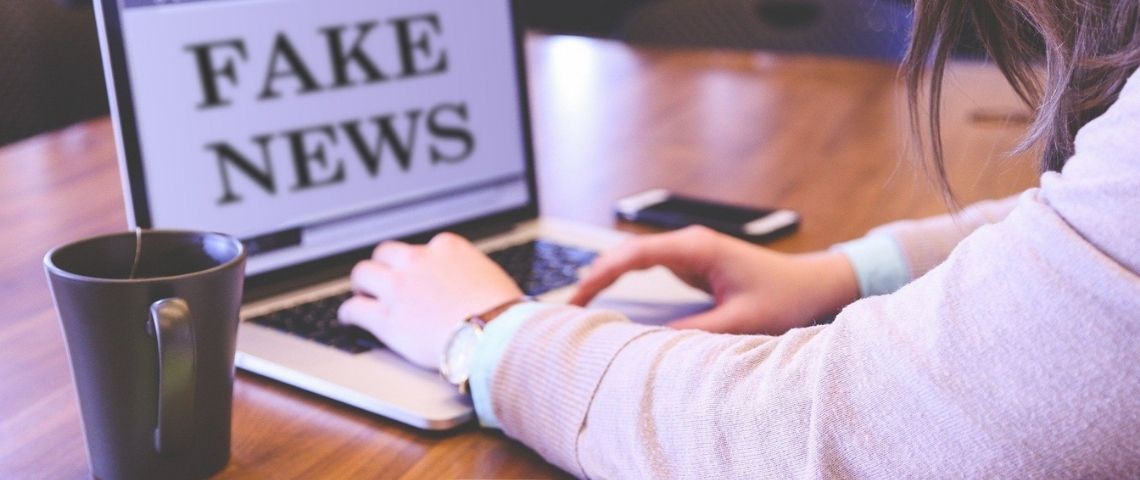 Google News Initiative lance un fonds d'une valeur de 3 millions de dollars pour lutter contre la désinformation sur les vaccins Jeune femme devant un ordinateur où il y a écrit - Fake News -