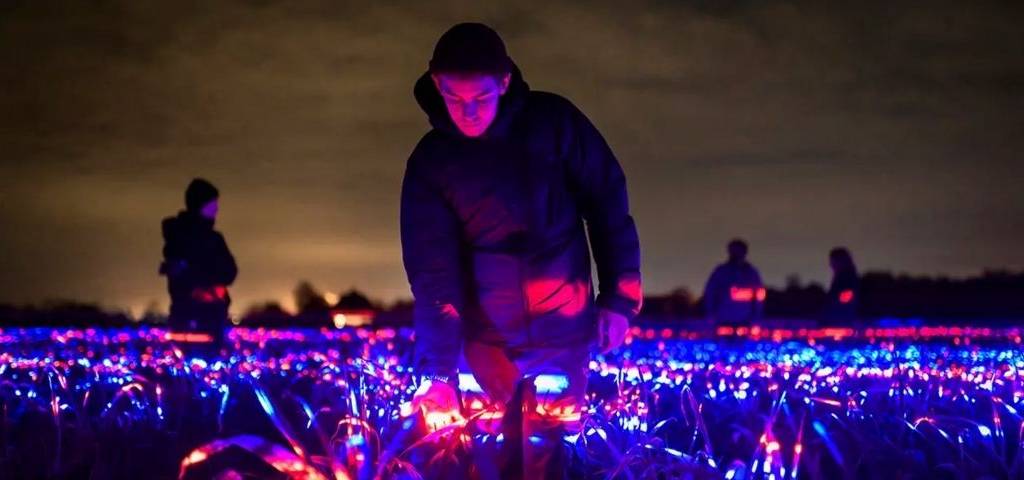 Un homme dans un champ de lumière
