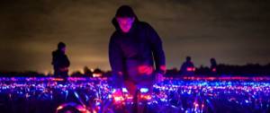Un homme dans un champ de lumière