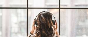 Femme de dos avec un casque sur les oreilles