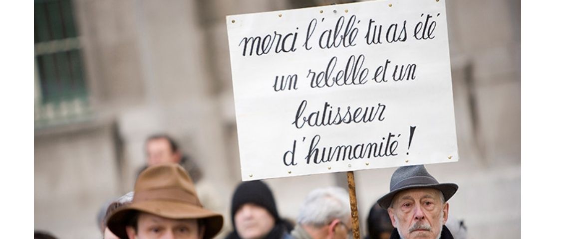 Le Label Emmaüs lance Trëmma la première plateforme française de financement participatif par le don d’objets. Pancarte : Merci l'abbé tu as été un rebelle et un batisseur d'humanité