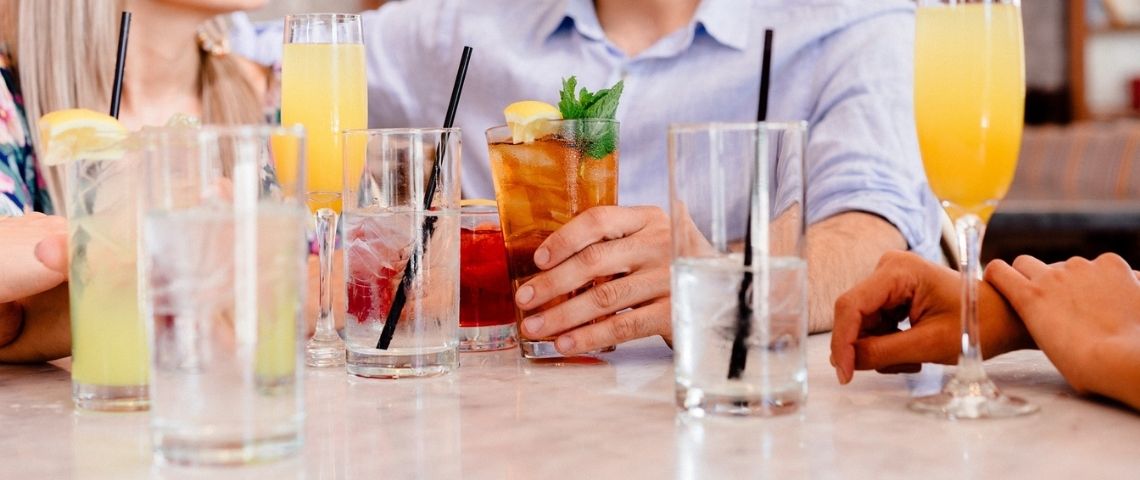 Lancement d'Ivresse, un média dédié aux boissons sans alcool par Xuoan, auteur sobre Boissons sur une table
