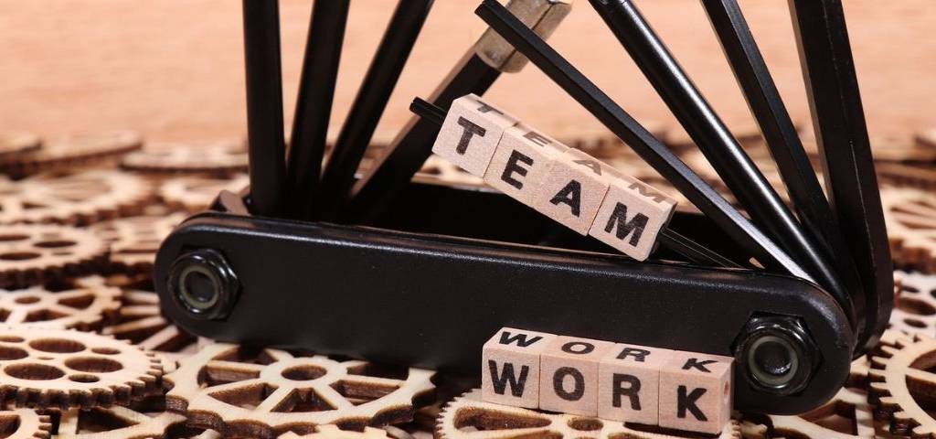 Couteau Suisse avec l'inscription Team Work
