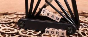 Couteau Suisse avec l'inscription Team Work