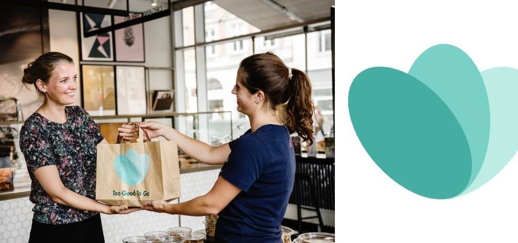Jeune femme donnant un sac à l'effigie Too Good To go à une autre femme