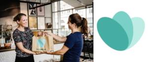 Jeune femme donnant un sac à l'effigie Too Good To go à une autre femme