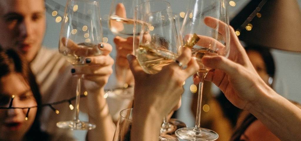Groupe de personnes trinquant