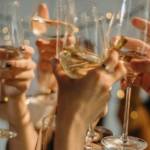 Groupe de personnes trinquant
