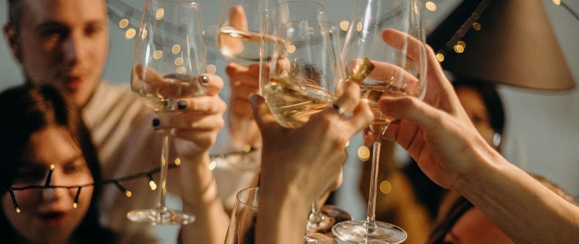La start-up Le Petit Beret qui produit des vins sans alcool vient de lever 1.5 millions d’euros pour accélérer son développement à l’international. Groupe de personnes trinquant
