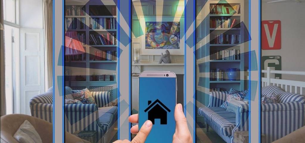 Personne tentant un téléphone pour piloter les objets de sa maison