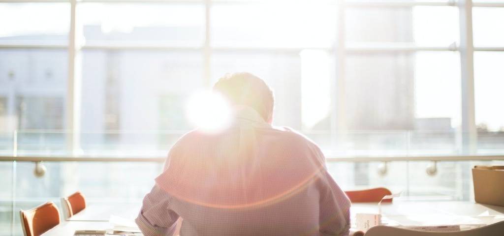 Comment placer la stratégie au cœur de vos actions de communication ? Un salarié soleil dans le dos