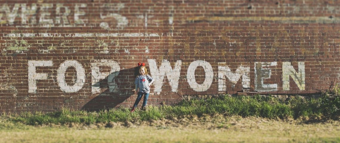 Mars lance #HereToBeHeard, une nouvelle campagne mondiale de crowdsourcing pour promouvoir l’égalité hommes-femmes Petite fille devant un mur de briques rouges sur lequel est inscrit - Women -