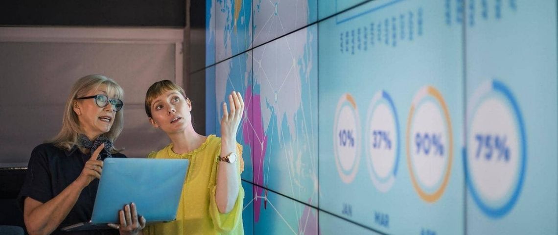 Barclays annonce la nomination de Marie Freier en qualité de Directrice Générale, Responsable monde de la recherche ESG 2 femmes devant des écrans remplis de chiffres