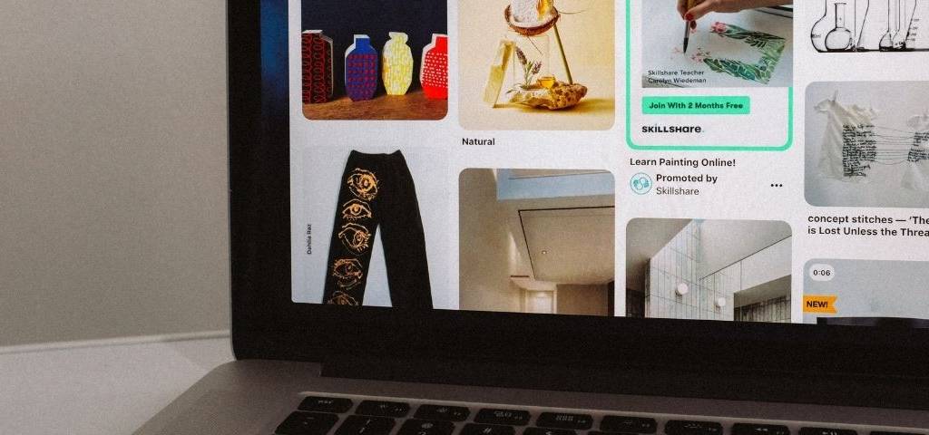 Ecran d'ordinateur avec une page ouverte sur Pinterest