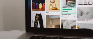 Ecran d'ordinateur avec une page ouverte sur Pinterest