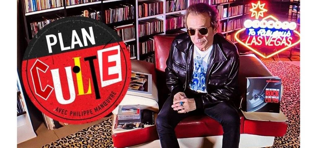 Philippe Manoeuvre dans son grenier entouré de ses vinyles