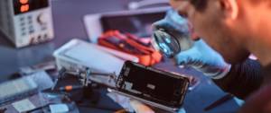 Un homme répare un smartphone