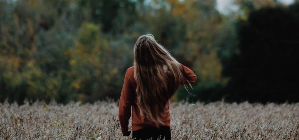 Comment intégrer la vidéo à sa stratégie de communication RSE ?  Une femme dans un champ