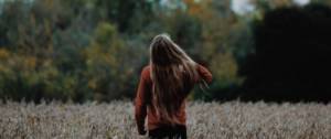 Une femme dans un champ