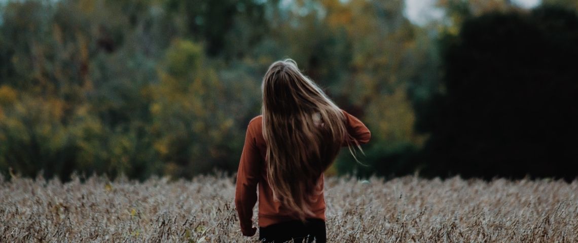 Une femme dans un champ