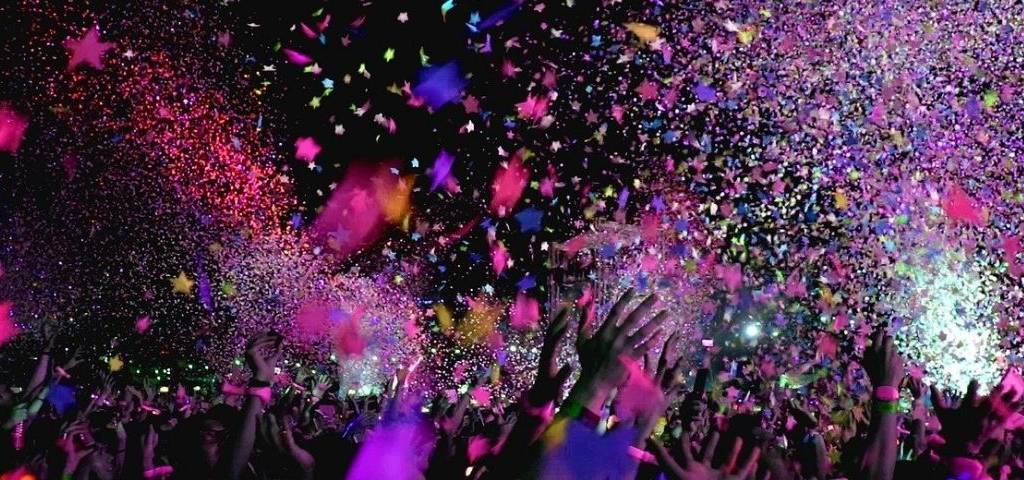 Concert avec des personnes lançant des confettis